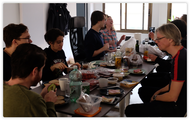 Abzoids eating lunch